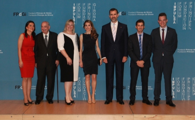 Fotografía de grupo de Sus Altezas Reales los Príncipes de Asturias y de Girona con los Premiados por la Fundación Príncipe de Girona en el año 2013